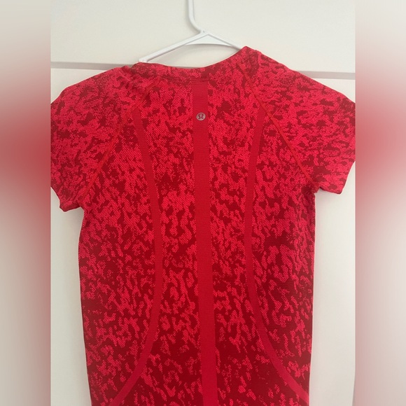 Lululemon Swiftly Tech Short Sleeve- Covered Camo Red Rock/Flare - Picture 3 of 4